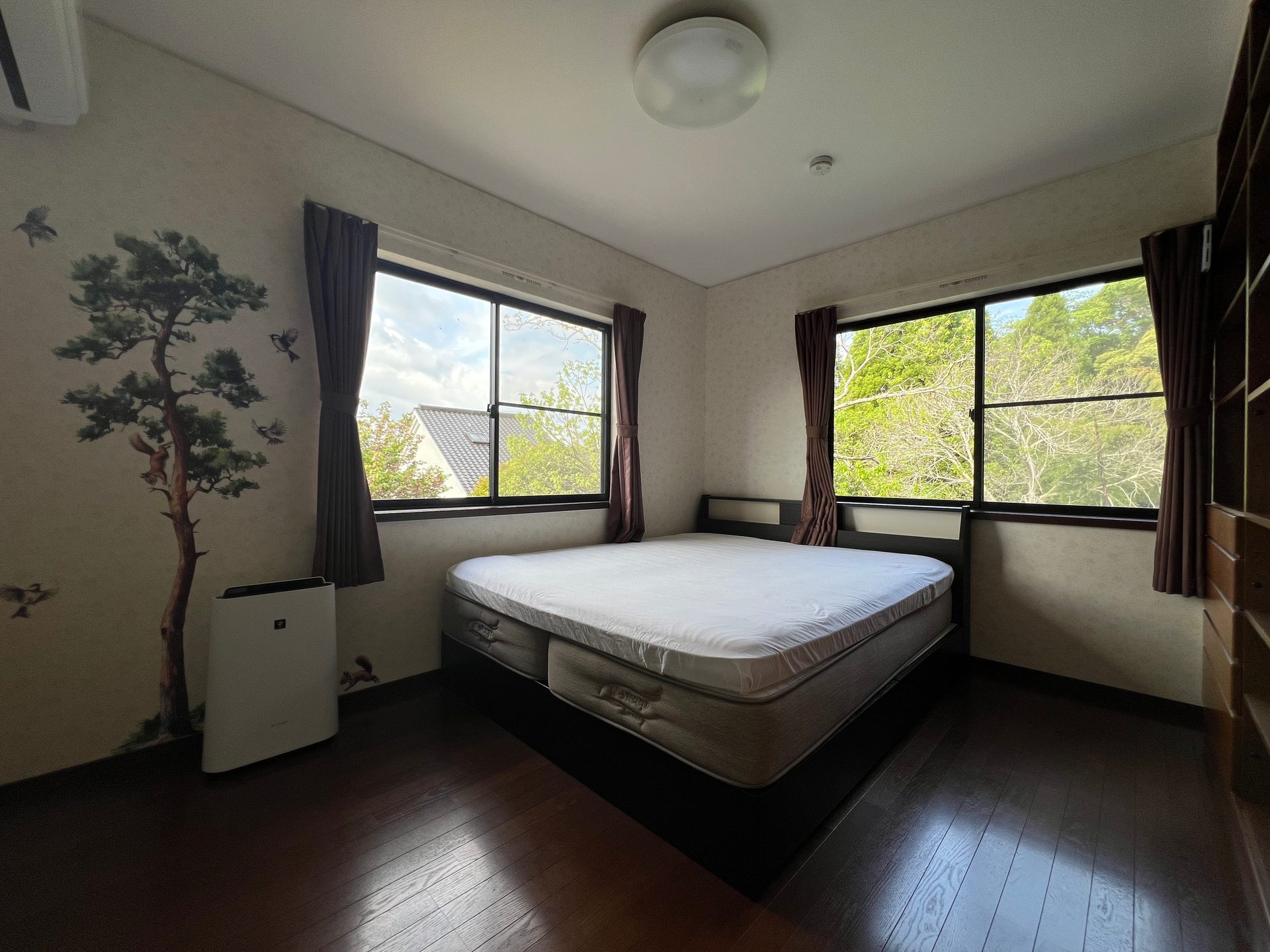 2F Bedroom with queen bed